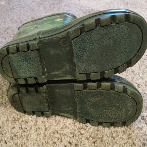 😳 Kid Made Modern Bug camo garden rain boots sz M - Picture 6 of 10